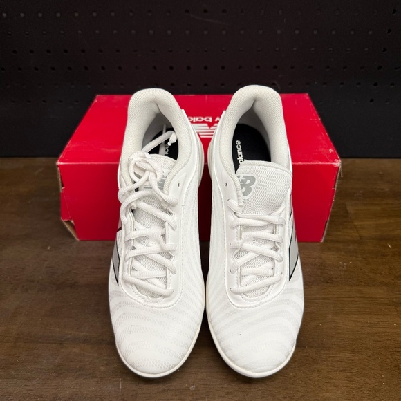 New W Box! Youth New Balance 4040v7 Rubber Molded White Baseball Cleats Size 4.5 - Picture 3 of 5